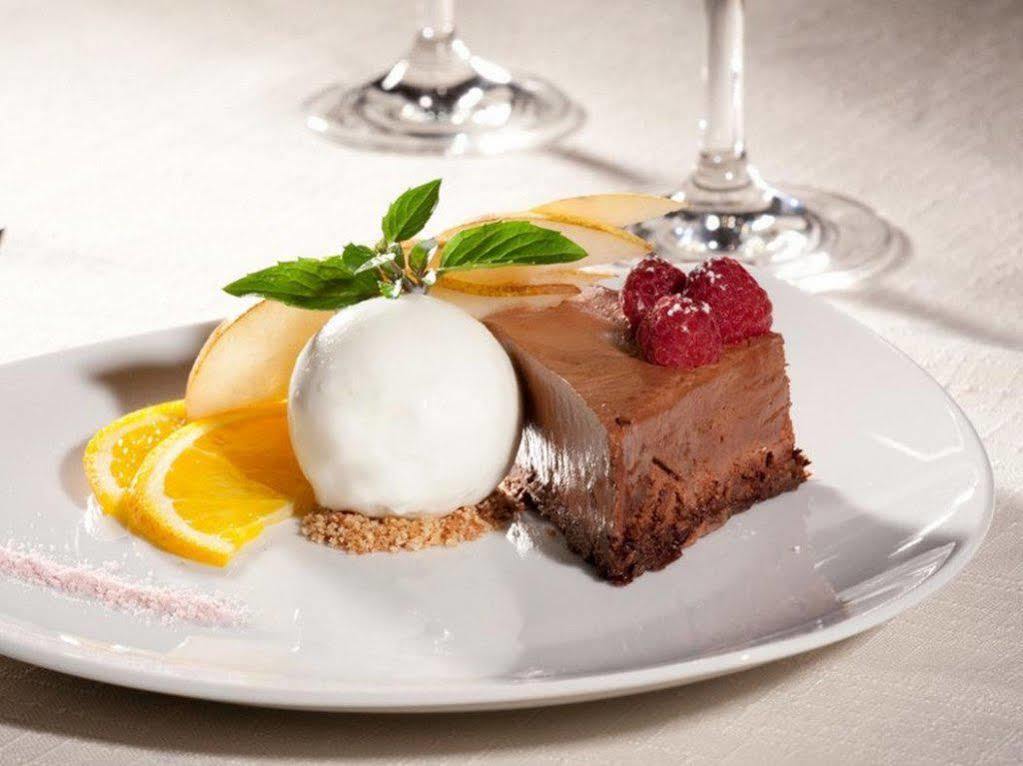 Logis Hotel Restaurant Des Voyageurs Le Malzieu-Ville Eksteriør bilde
